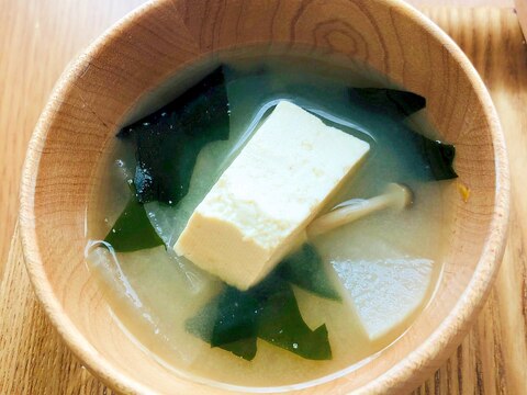 豆腐と大根としめじの味噌汁